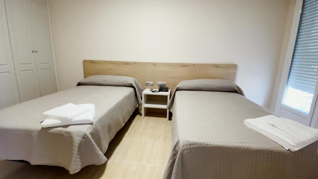 Hostal Restaurante Cuatro Caminos Cubillos del Sil Buitenkant foto