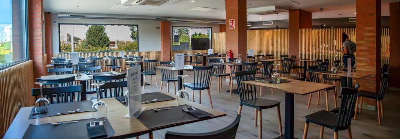 Hostal Restaurante Cuatro Caminos Cubillos del Sil Buitenkant foto