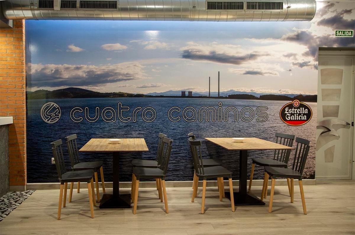 Hostal Restaurante Cuatro Caminos Cubillos del Sil Buitenkant foto