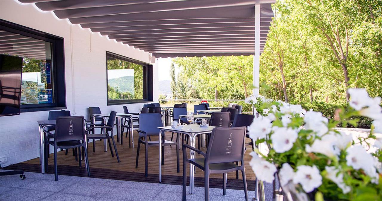 Hostal Restaurante Cuatro Caminos Cubillos del Sil Buitenkant foto